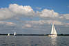 46003_ Einsame Segelboote Freizeitsegler Bilder unter Wolken auf Masurens Seenplatte im Segelurlaub segeln