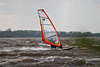 701001_ Surfer kniend am Rigg Windsegel dicht am Wasser surfen Wellen sausen Windsurfing Foto