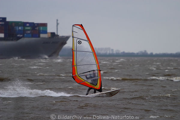 Surfer vor Containerschiff an Elbewellen reiten, Schiffriese auf Elbefahrt