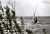 700978_ Surfer in Wind Gegenlicht mit Segel in Hand über Elbwasser brettern am “Rigg” hängen