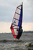 701049_ Surfer Bild, Windsurfer mit bunter Segel auf Wellen der Elbe reiten