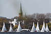 Segler Segelregatta Bild von Alster Sportboote Reihe vor Hamburger Kirchturm