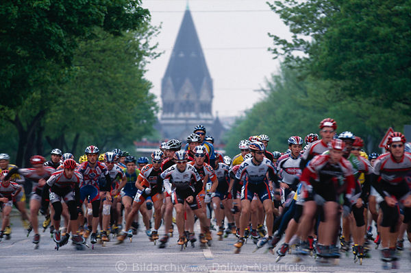 Skater-Peleton Foto Gedrnge auf Startgerade vor Holstentor Kirchturm, Hamburger Inline Skating