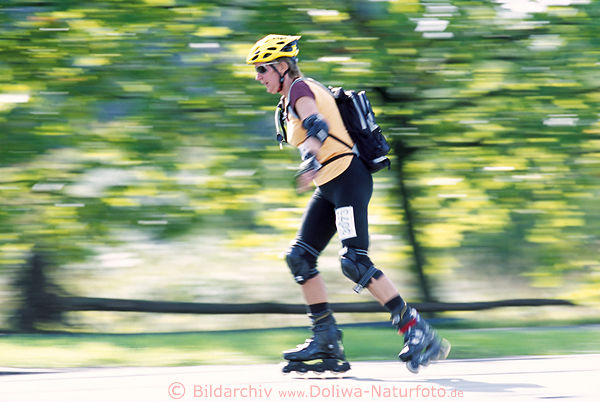 Skaterin Frhling Rollfahrt Bewegung Frau Fitness am hellgrn Natur-Hintergrund 