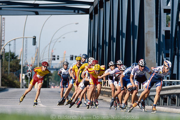 Skater Sprint Wettlauf Foto vor Metallbrcke, Strasse-Skating im Hamburger Hafen