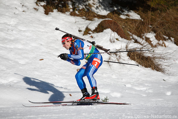 Maxim Tchoudov Skifahrt Foto mit Schatten auf Schneestrecke Biathlon Weltcup skilauf fr Russland