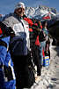 815917_ Frhliches Biathlonfan Foto aus Hochfilzen in Tirol sonniger Bergkulisse am Biathlonstadion