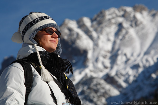 Biathlonfan hbsches Mdchen in Weissjacke vor Weissberg