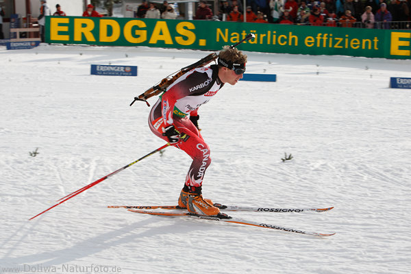 Robin Clegg / Kanada Biathlete skilaufen auf Schiloipe Portrt im Stadion