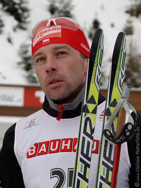 Tomasz Sikora bei Biathlon Siegerehrung Portrait mit Skier vom Weltcup in Hochfilzen