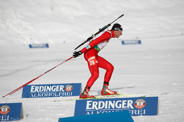 Tomasz Sikora dynamisches Biathlonfoto Skilauf auf Schnee Weltcup weie Skiloipe