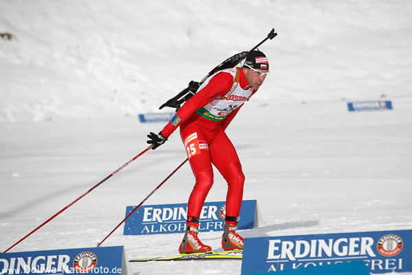 Biathlon Sportler Sikora Tomasz Portrt auf Schiloipe Weltcup Laufdynamik auf Schnee