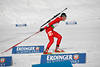 815116_Tomasz Sikora dynamisches Biathlonfoto: Skilauf auf Schnee weien Weltcup-Skiloipe