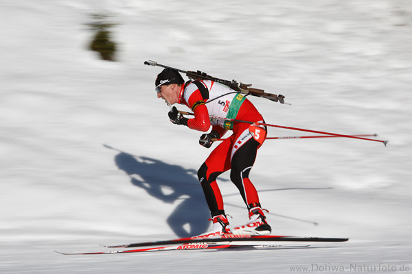 Biathlon sterreicher Friedrich Pinter & sein Schatten auf Skiloipe