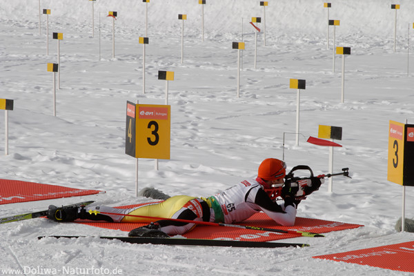 Schiessstand Schilderfeld mit Biathlet Liegenschiessen auf Schnee Weltcup
