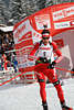 815064_Simon Hallenbarter Biathlon-Sprint Sportbild, Schweizer Schilauf-Portrt in Rot auf Schneeloipe