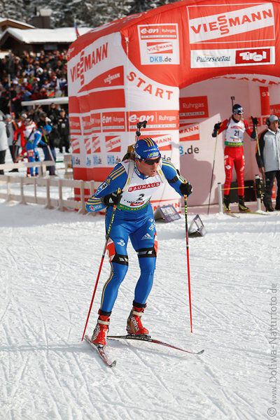 Schwede David Ekholm Biathlet Sportportrt auf Biathlonloipe vorbei rasend am Startzelt