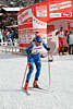 815055_Schwede David Ekholm Foto Biathlet Sportportrt auf Biathlonloipe vorbei mit Schi rasend am Startzelt