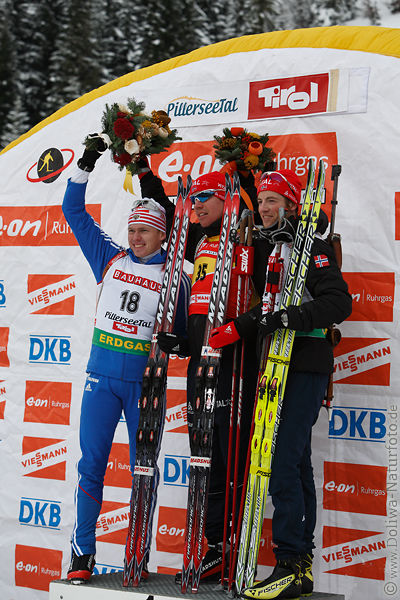Emil Hegle SVENDSEN Siegerehrung Norwege mittig auf Treppchen links Russe Ivan Tscherezov rechts Alexander OS