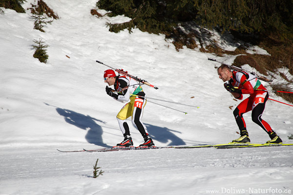 Pavol Hurajt Slowake vor sterreicher Daniel Mesotitsch Biathlonskifahrer Paar Schatten auf Schneeloipe