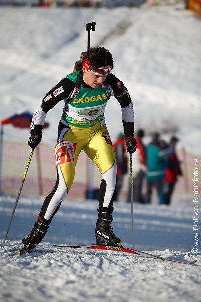 Lubomira Kalinova - Slowakei Biathletin Weltcup ski-loipe Laufportrt mit Gewehr auf Schnee