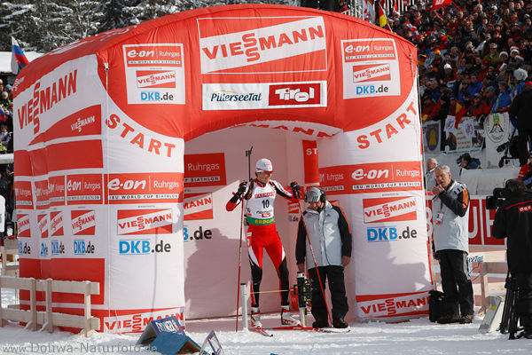 Weltcup Hochfilzen buntes Startzelt Foto mit sterreicher Tobias Eberhard aus Saalfelden