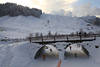 815015_Hochfilzener Biathlonstadion Tunnel unter Brcke Foto mit Biathleten Ski laufen in Schneelandschaft