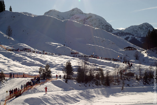Hochfilzener romantische Biathlonstrecke am Berghang im Schnee Sonnenschein