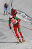 816350_Biathleten Vierer hintereinander in Kurve skilaufen in Schnee weien Winterpracht Sportfoto auf Weltcup Staffel-loipe