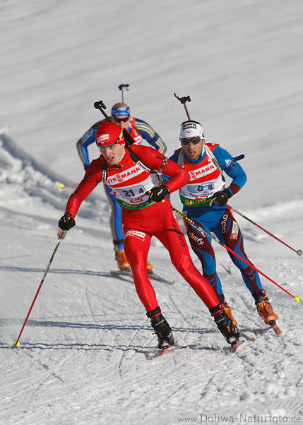 Biathleten Trio Skifahrt auf Schneeloipe mit Skistock in Schneelandschaft weisse Pracht