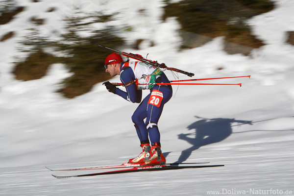 Lee-Steve Jackson Grobritannien Biathlet dynamische Skifahrt mit Schatten Silhouette