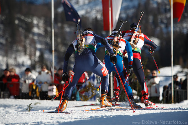 Biathlon Skilauf Trio mit Gewehr auf Rcken