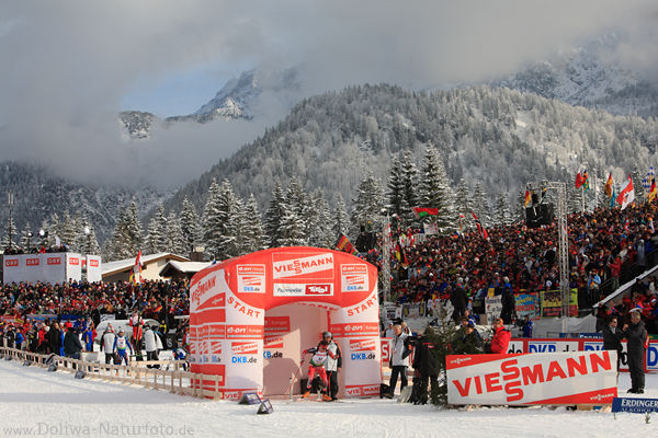 Weltcup Hochfilzen Startschuss-Zelt in Skiarena Biathlonstadion im Schnee