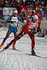 815193_Norwege Halvard Hanevold Foto im Biathlon-Laufbild vor Franzose Frederic Jean Sportporträt auf Loipe im Stadion