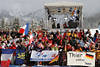 815460_ Biathlonfans Foto mit Fahnen aus Frankreich & Trier, Besuchertribüne im Wintermärchen Hochfilzen