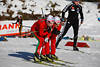 816414_Belarus Biathleten Fotos: Damen Paar eng Skifahren zusammen beianander im Rotkleid
