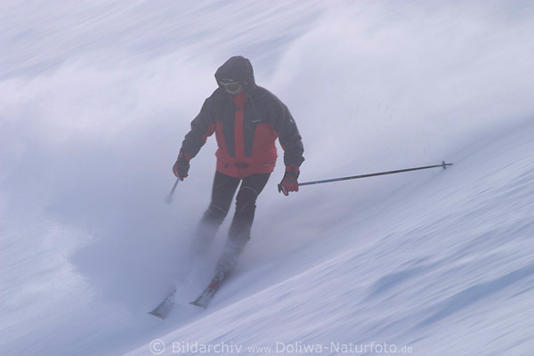 Skifahrer alpine Skiabfahrt im Schneetreiben