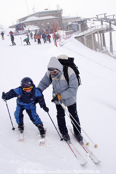 Skilehrer auf Skipiste lehrt Skinachwuchs am Berghang