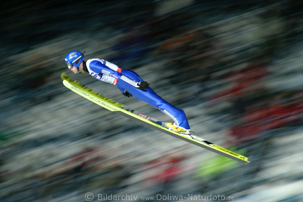 Skispringer Robert Mateja polnischer Skiflieger in Flugbewegung