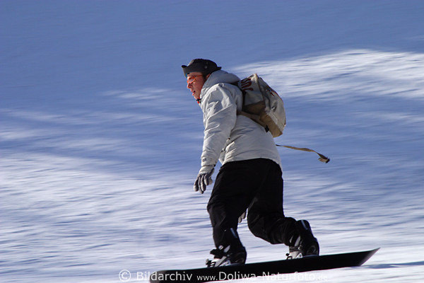 Snowboarder auf Schnepiste Renn-Abfahrt