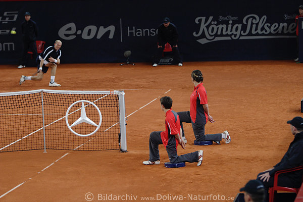 Tennis Ballmdchen am Netz kniend in Foto Spieler ATP Masters Hamburg Rothenbaum