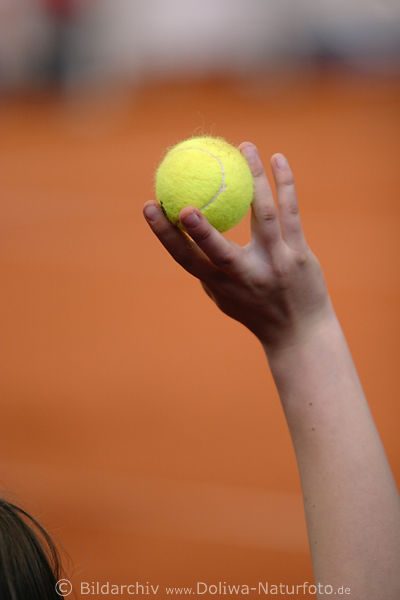 Tennisball in Hand bereit zum Servaufschlag
