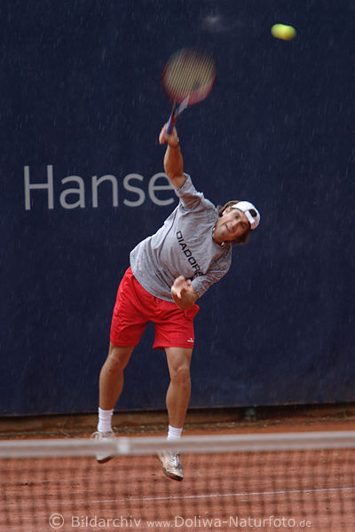 Tennisaufschlag Foto, Tennisspieler fliegender Ball Abspiel auf Sand ber Netz