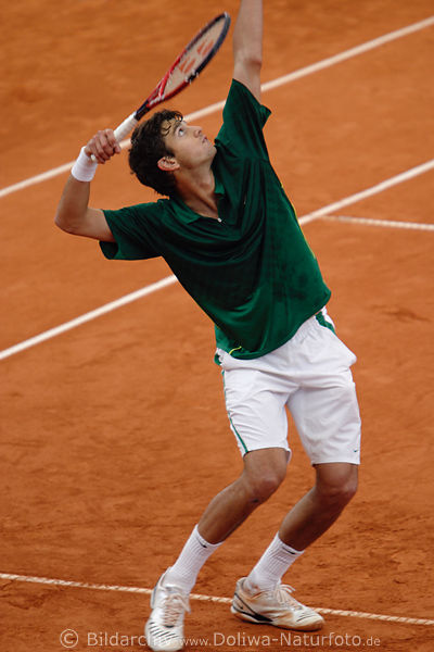 Ball-Serve Mario Ancic Tennismatch Ball-Aufschlag auf rotem Sand Court Rothenbaum