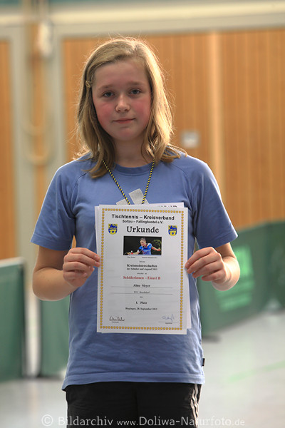 Alina Meyer Foto mit Urkunde, Tischtennis Spielerin TTC Brochdorf Einzel Siegerin bei Schlerinnen B