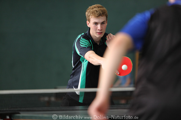 Daniel Griese Rckhand am Ball Foto unterm Arm des Gegners Tischtennis Jungen Kreismeister Spielbild