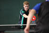 Daniel Griese Rckhand am Ball Foto unterm Arm des Gegners Tischtennis