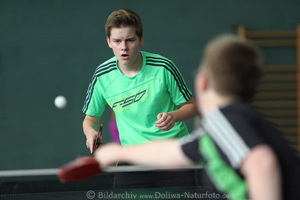 Jonas Halbfinale Bild Matthies gewinnt gegen Steinhoff am Ball Tischtennis Schler Duell