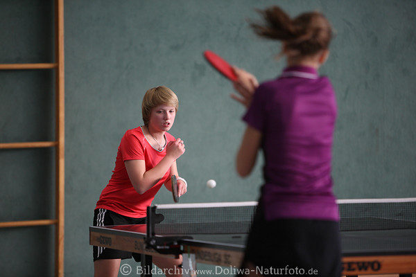 Mdchen-Finale Tischtennis Matchfoto: Marie-Theres Speck in rot vor Schmetterball der Gegnerin