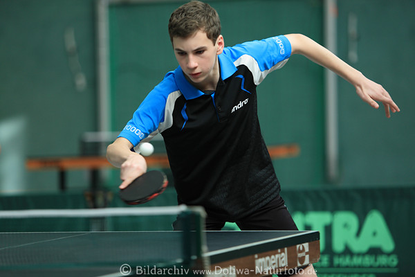 Schupfball Foto kurzer Unterschnittball mit Rckhand des Rouven Ribicki bers Netz Tischtennisplatte in Pose